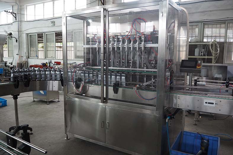 Engine Oil Filling Machine